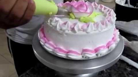 Montando e confeitando um bolo basico