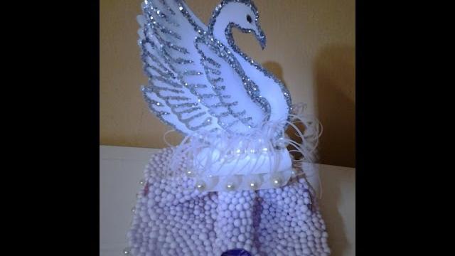 Lindo cisne real feito com garrafas PET recicladas por shashii suvarna