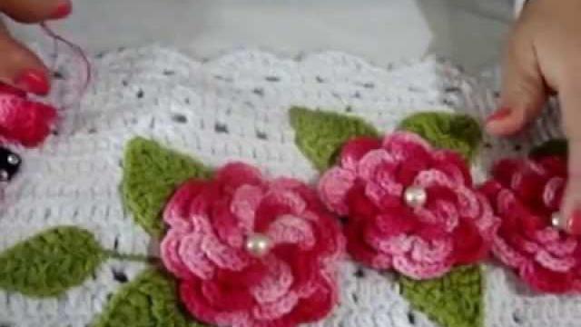 Como fazer aplicação de flores e folhas em trabalhos de crochê