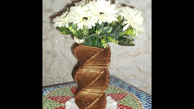 Artesanato: Vaso quadrado torcido feito com jornal e papelão por Hellen Mac