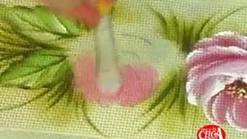 Lucimar Madeira ensina a pintar rosas em toalha de rosto