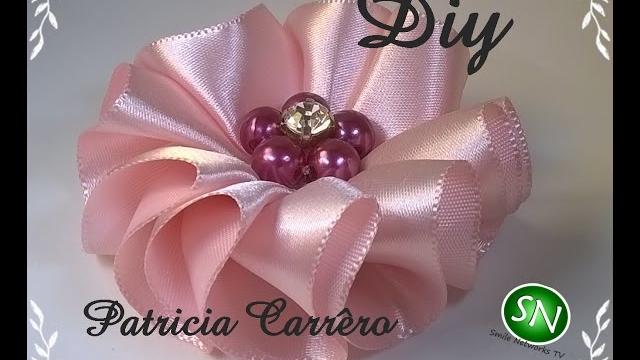 Flor de fita ondas Diy \ Ribbon flower waves Diy por Patricia Carrero