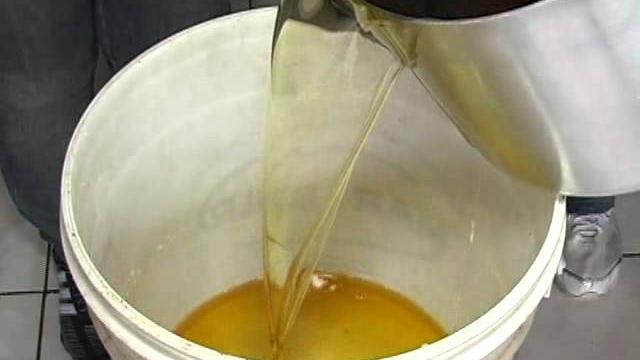 Aprenda a fazer sabão reutilizando óleo de cozinha
