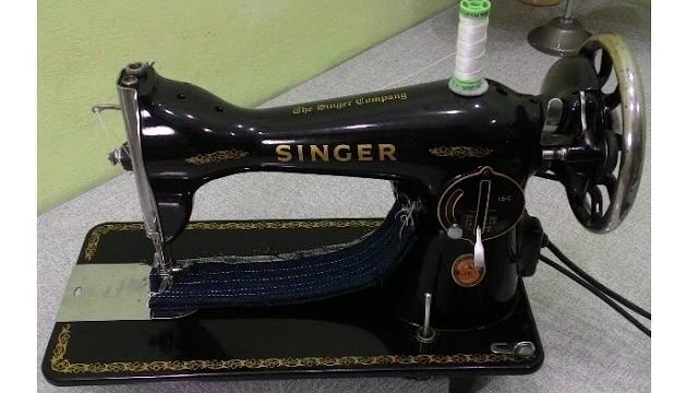 Máquina Singer 15C costurando 8 camadas de jeans