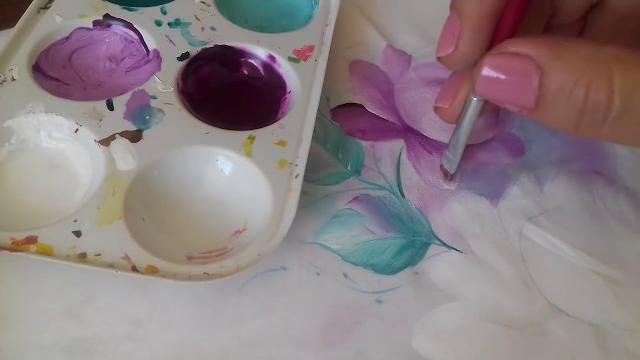 Pintura em tecido. Aprenda pintar botões, rosa virada, folhas e o fundo