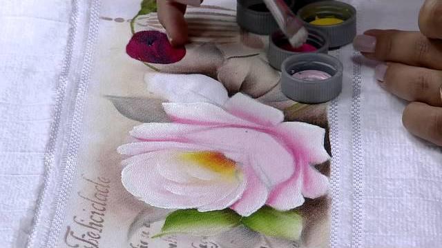 Pintura em toalha rosas