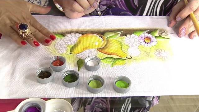 Aprenda como pintar peras e margaridas em um pano de copa!