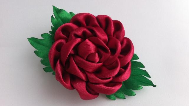 Decoração com uma rosa Kanzashi