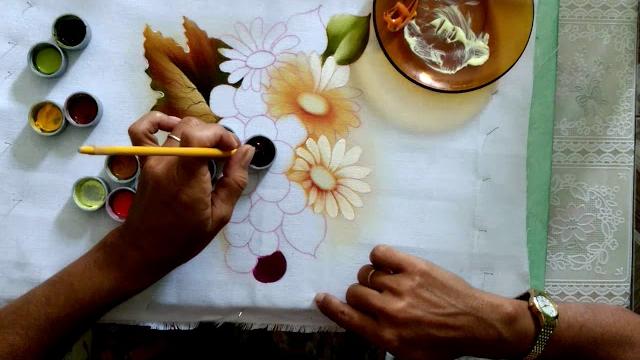 Pintura em tecido de margaridas com uvas